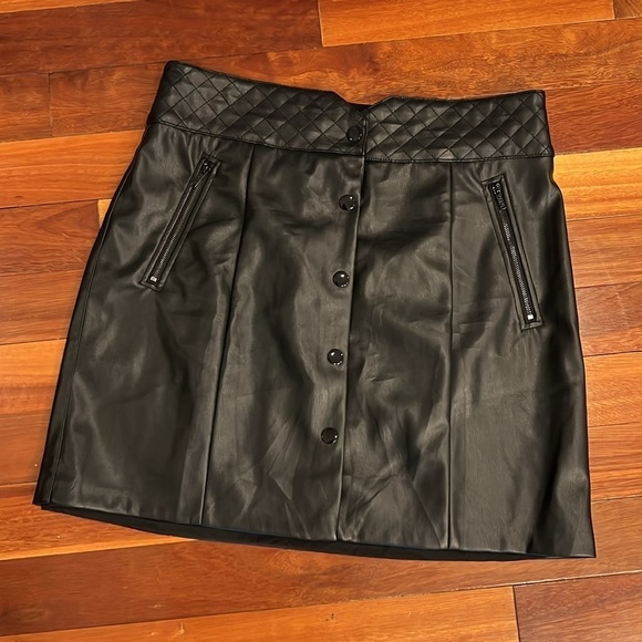 ⭐️ New Carmen Marc Valvo Faux Leather Skirt Size 12 - Picture 1 of 6